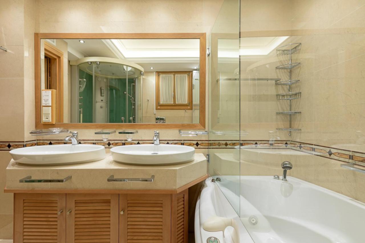 Vouliagmeni'S Elegance By Acropolis Suites Atenas Exterior foto